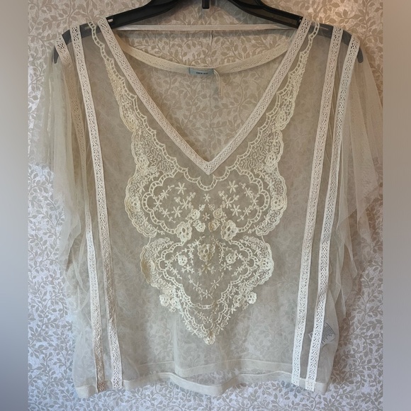 Urban Outfitters Kimchi Blue sheer lace top. Size medium - Picture 3 of 6
